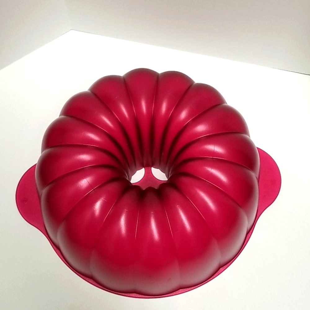 Tupperware bundt cake mold" - Picture 3 of 5